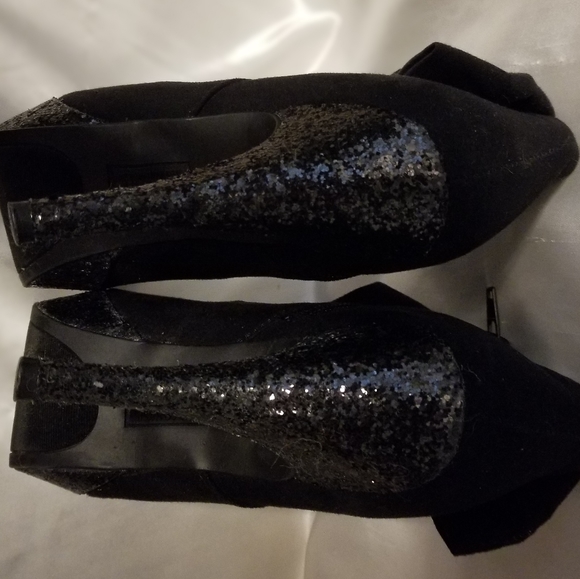 Shoes - Picture 3 of 4